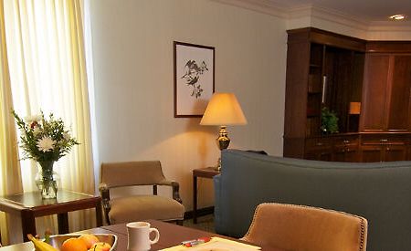 Biddle Hotel And Conference Center บลูมมิงตัน ภายนอก รูปภาพ